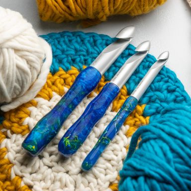 3 Jumbo Inline Crochet Hook Kit Set: Hook Sizes P/19 15.00mm, S/50 20.00mm, T 25.00mm and Bushings